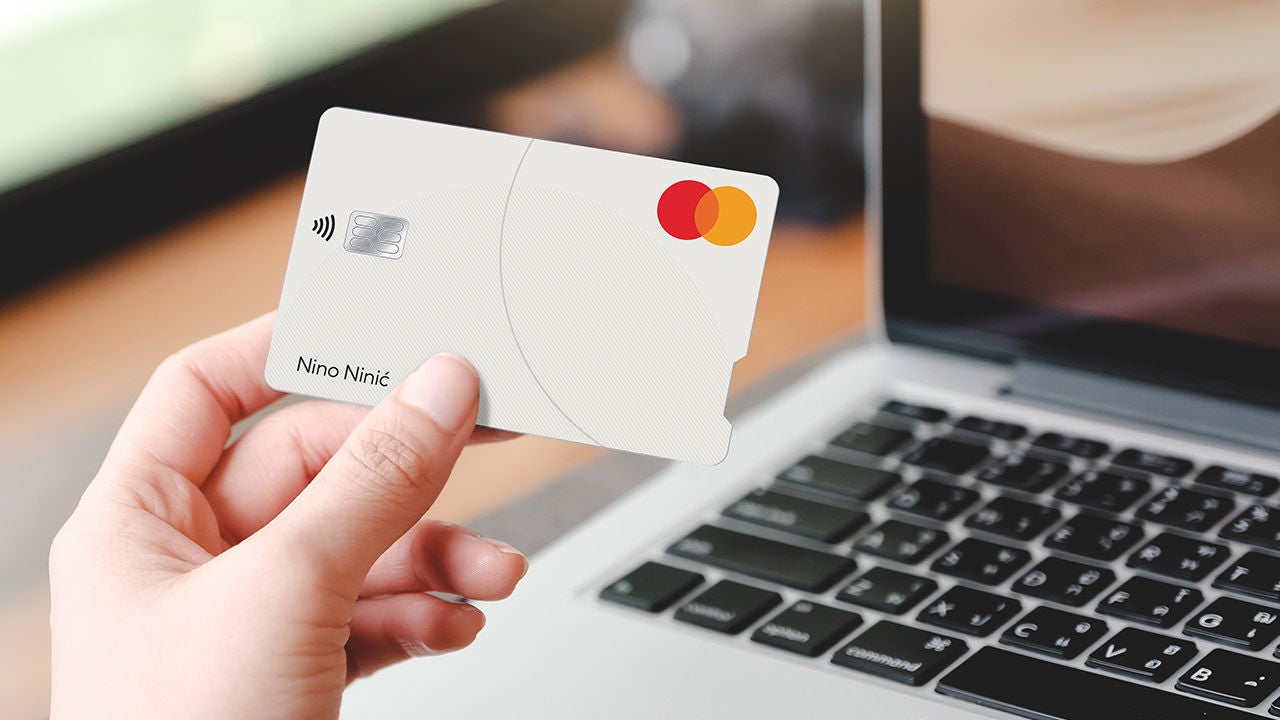 Ruka koja drži Touch Card.