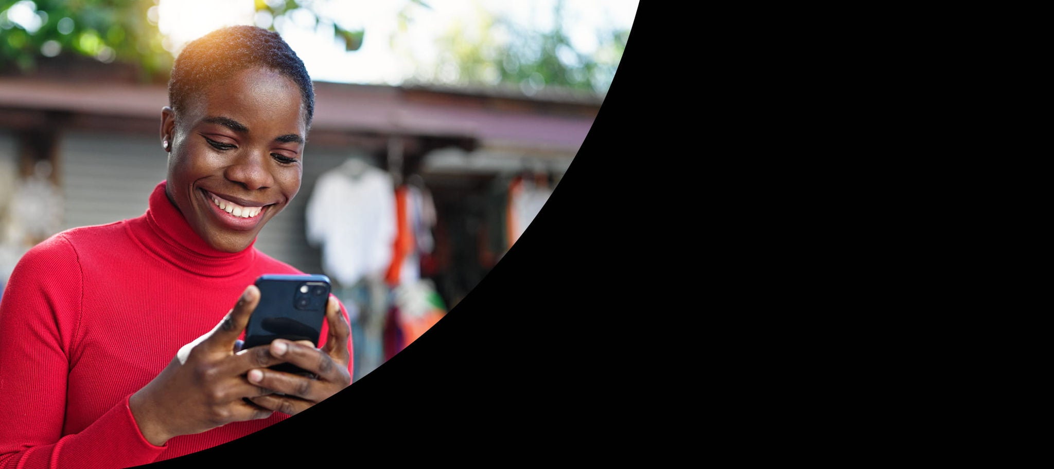 אישה מסתכלת בטלפון מחייכת