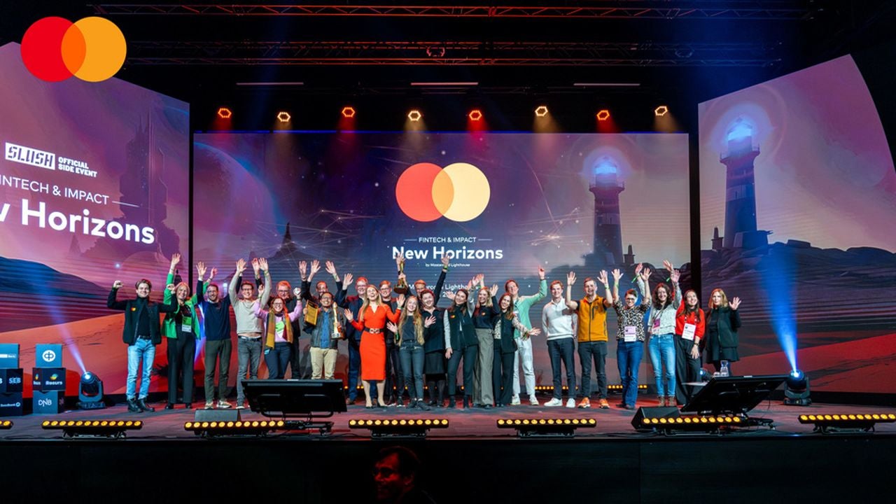 Gruppebilde av vinnere fra Lighthouse Program med Mastercard-logo.