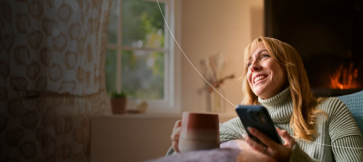femme avec un téléphone à la maison