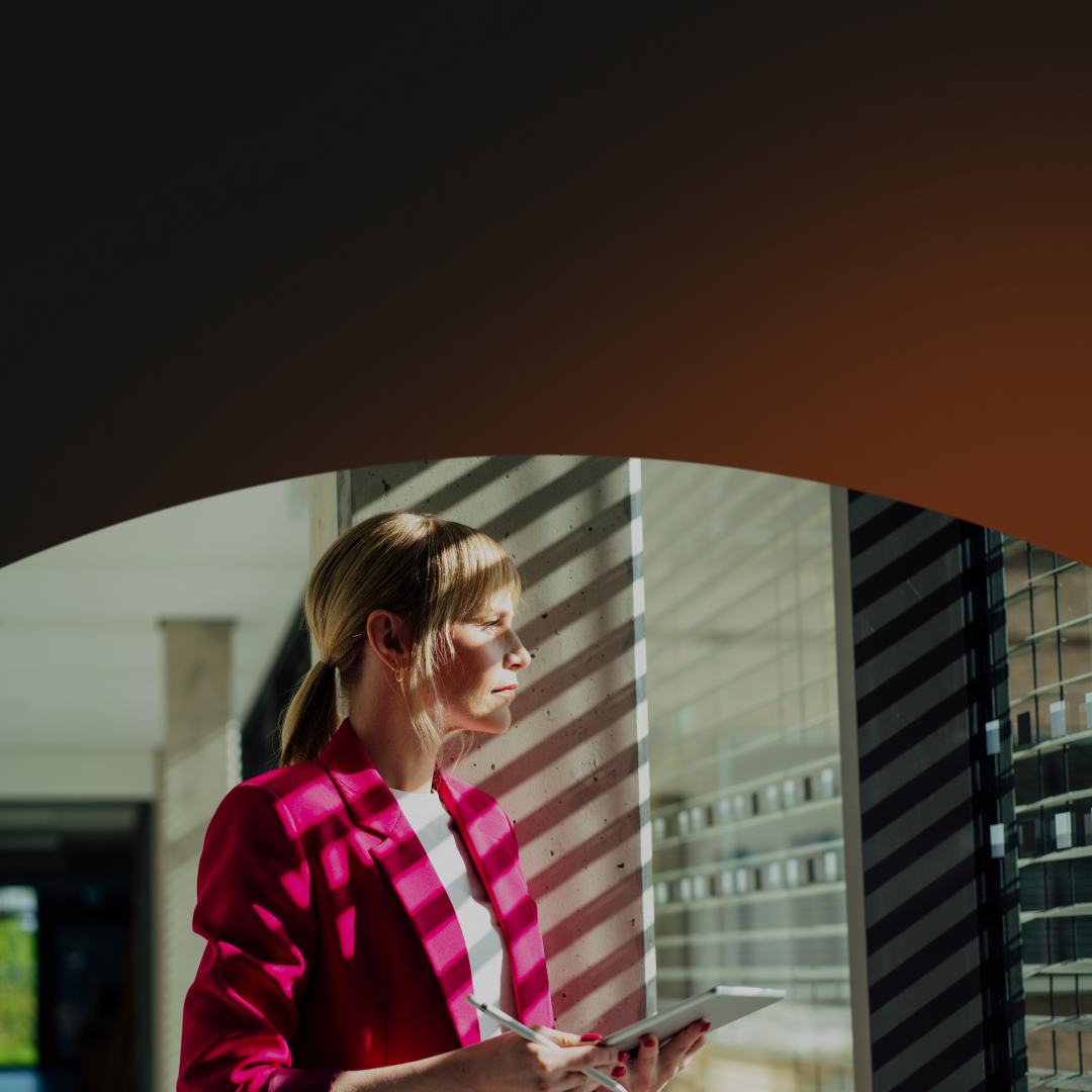 Femme dans un bureau regardant par la fenêtre