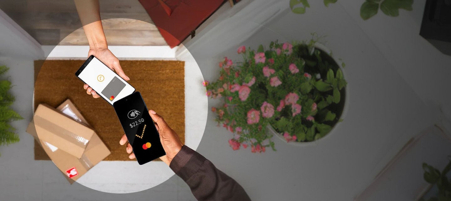 בעל עסק מקבל תשלום מלקוח באמצעות טלפון נייד