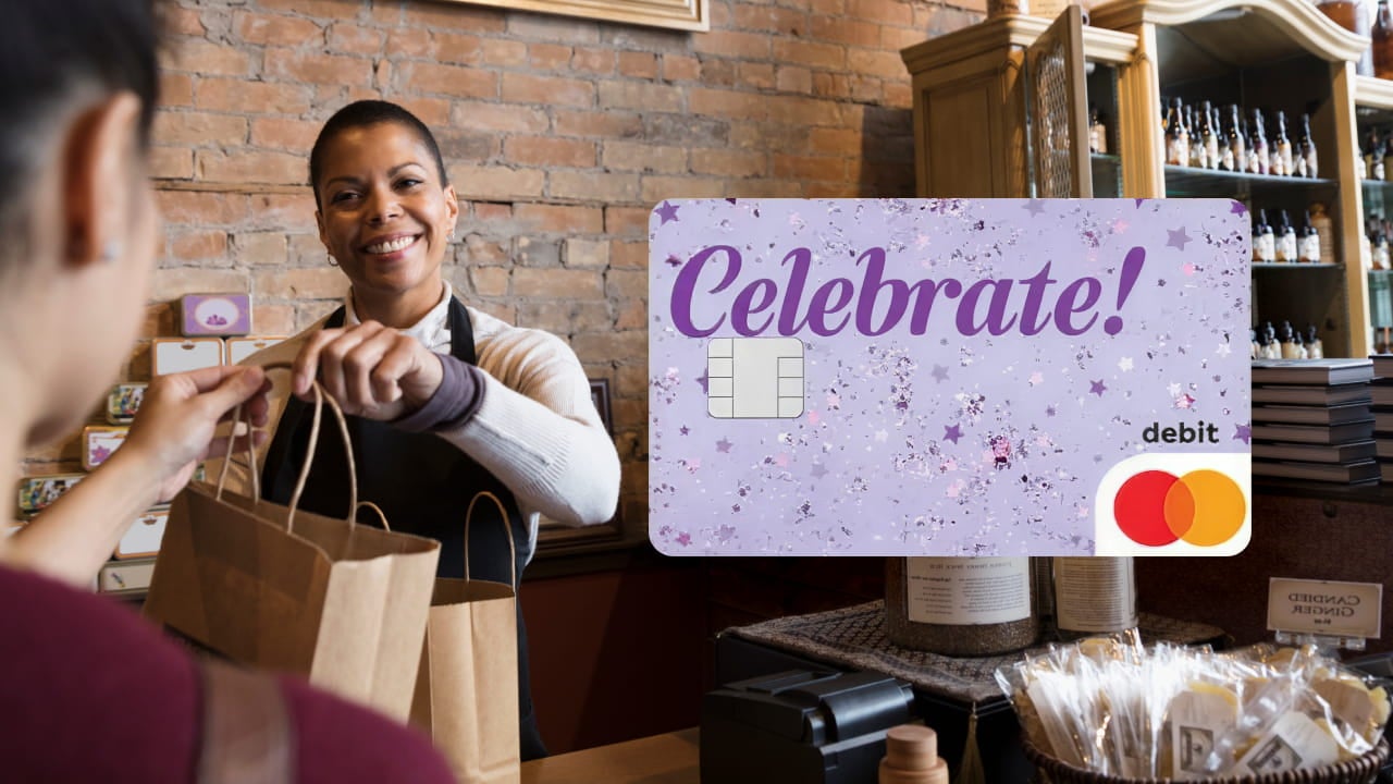 امرأة تستخدم بطاقة الهدايا