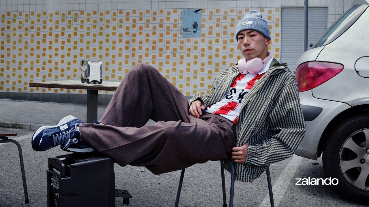 modello con abiti giovanili in posa