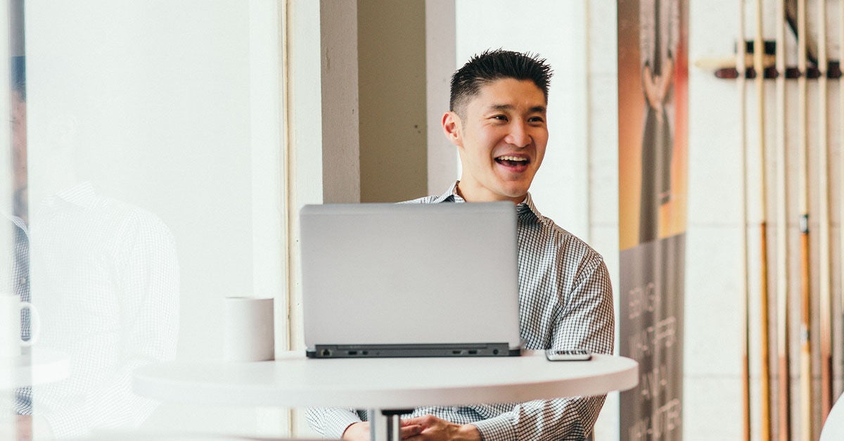 Junger Mann benutzt einen Computer