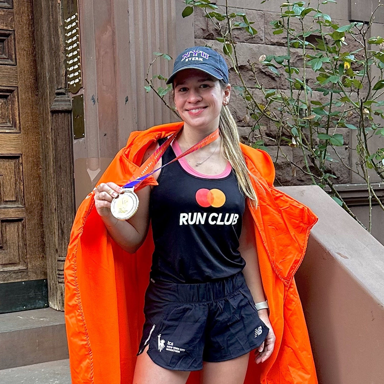 Аньел Арсланян в майке бегового клуба Marathon после участия в Нью-Йоркском марафоне. 