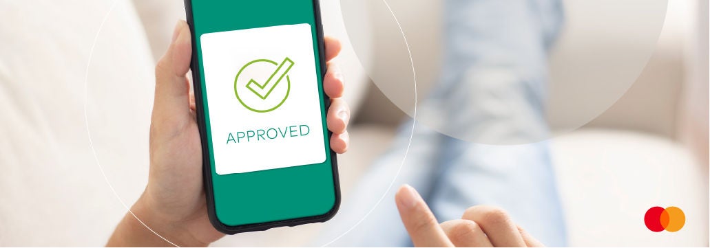 Slika telefona sa odobrenim logotipom na ekranu