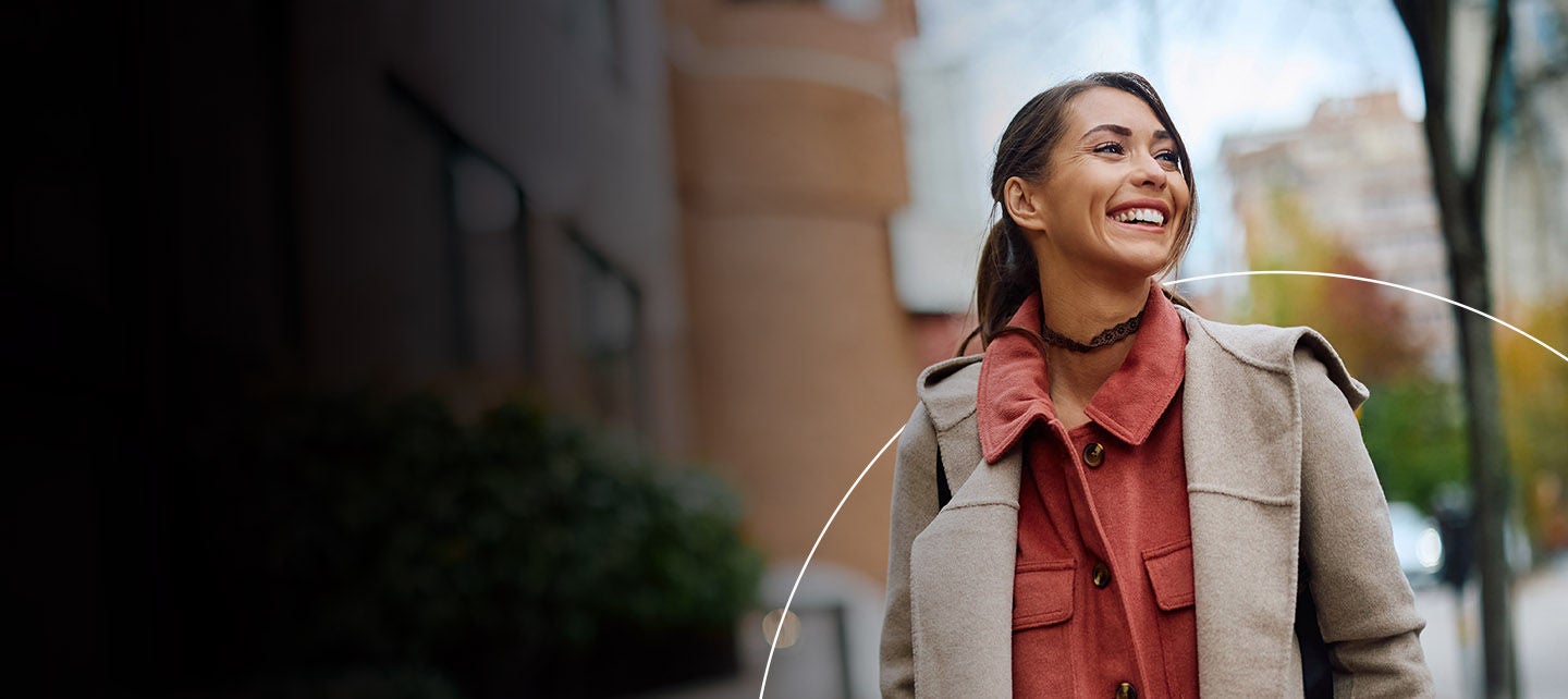 Ženska osoba šeta gradom.