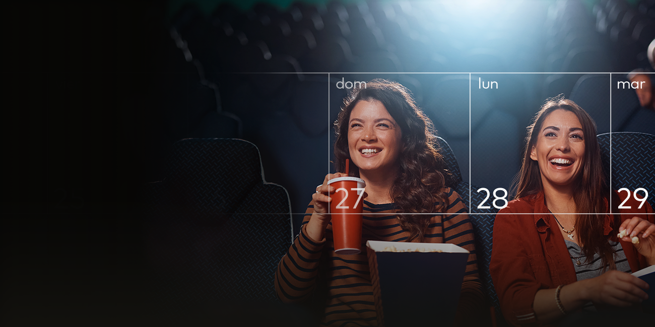 Un hombre paga sin contacto con el móvil en un restaurante.