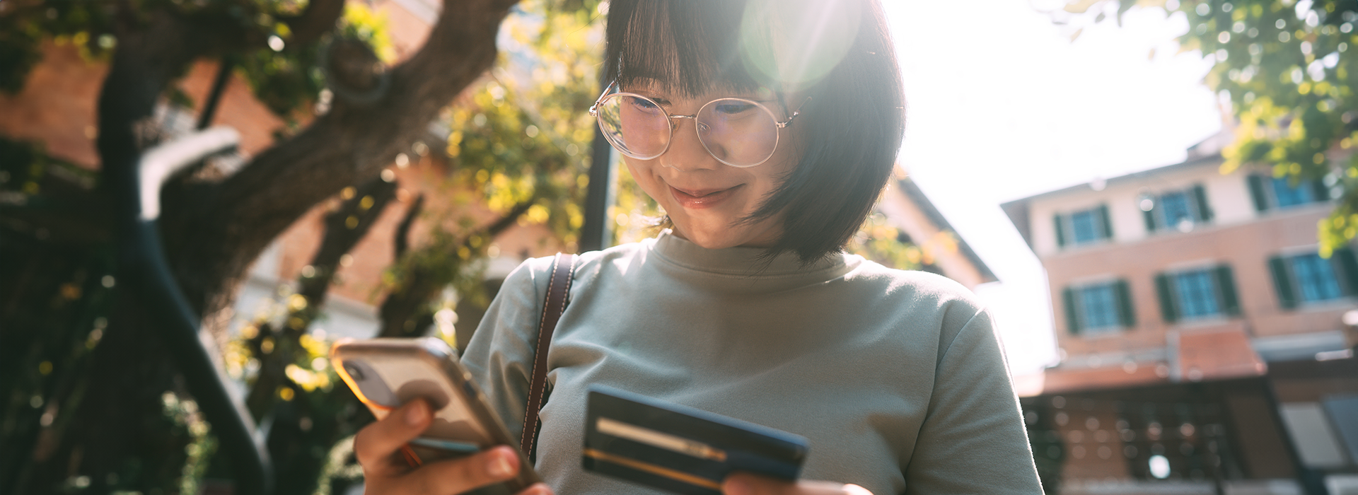 Mujer usando el teléfono