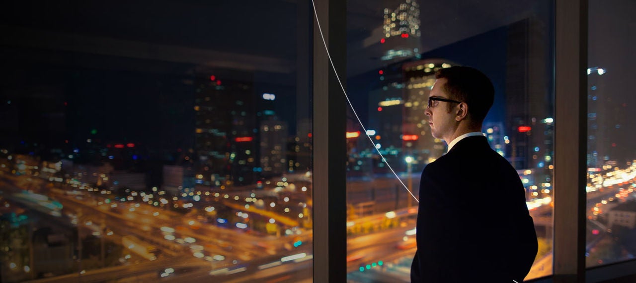 Homme regardant l’horizon de la ville la nuit
