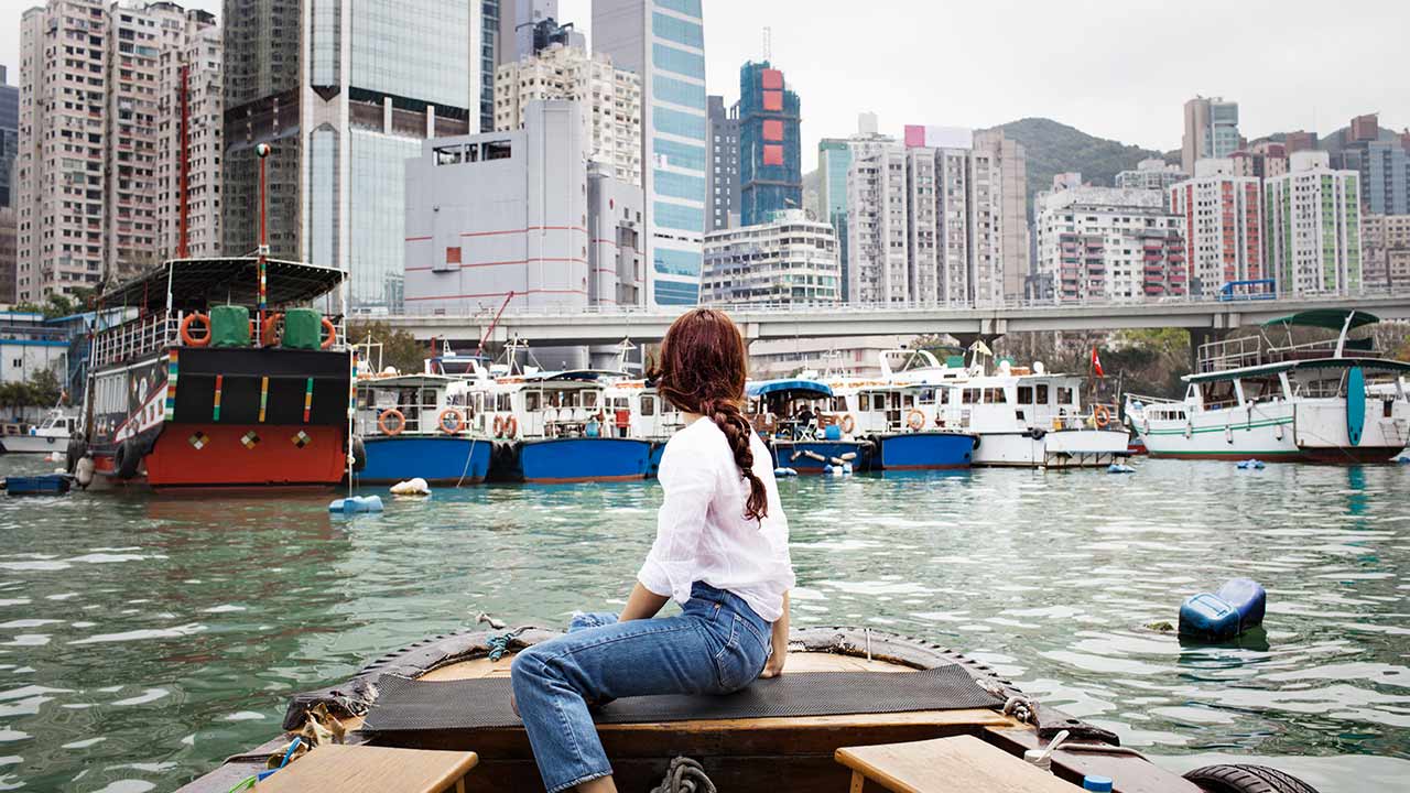 城市港口的一位女士。