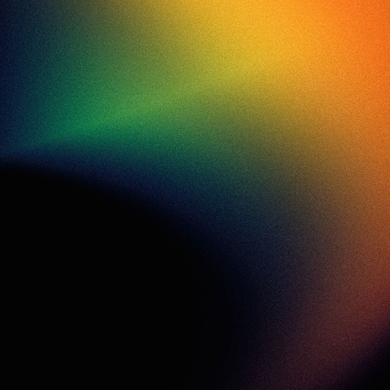 Et abstrakt billede af en farveovergang fra mørklilla til gul og orange med et kornet udseende.