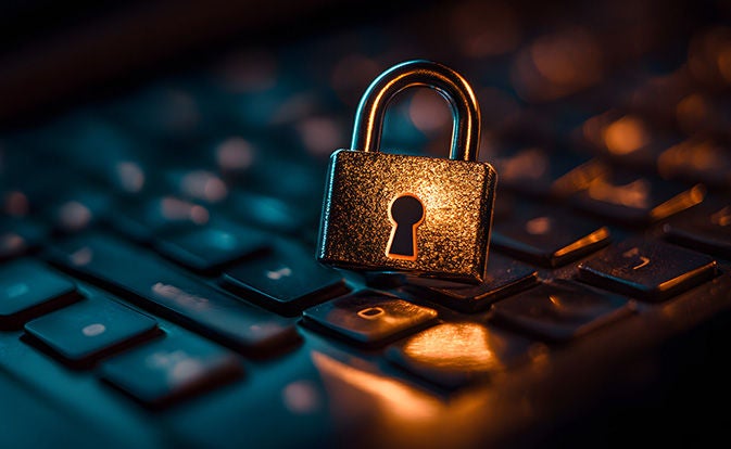 Lås oven på et tastatur på en laptop.