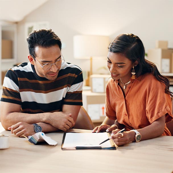 Des designers collaborent en studio.