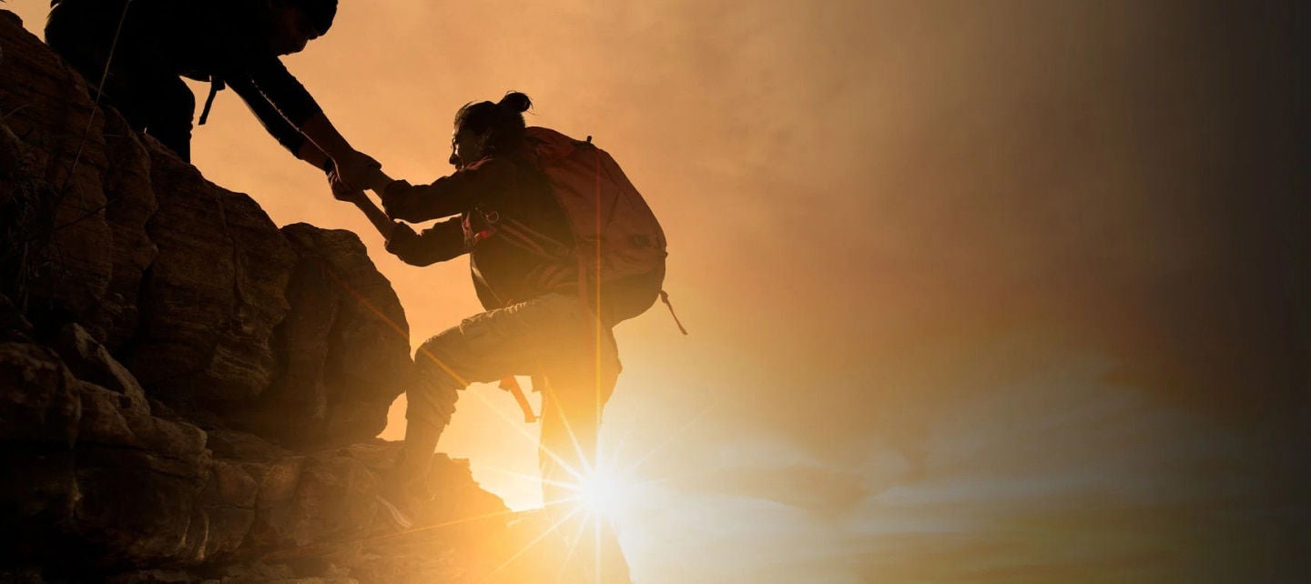 אנשים מטפסים על סלעים