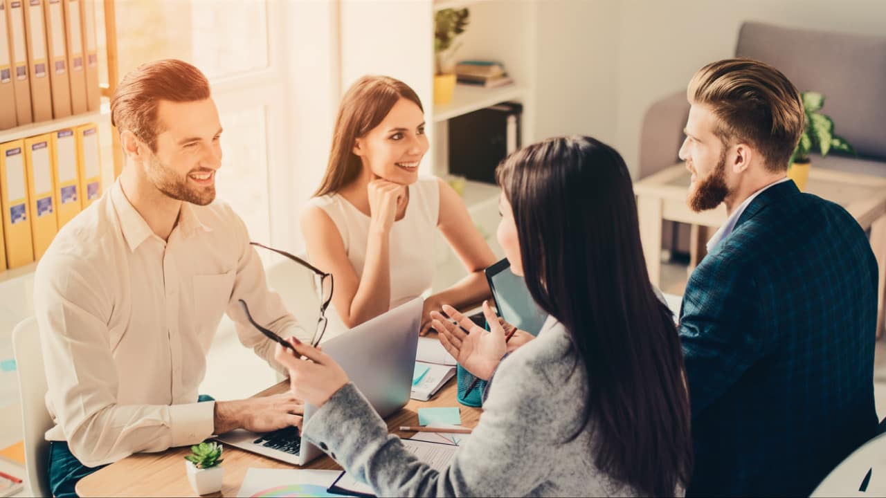 mensen die een zakelijk contract bespreken en ondertekenen