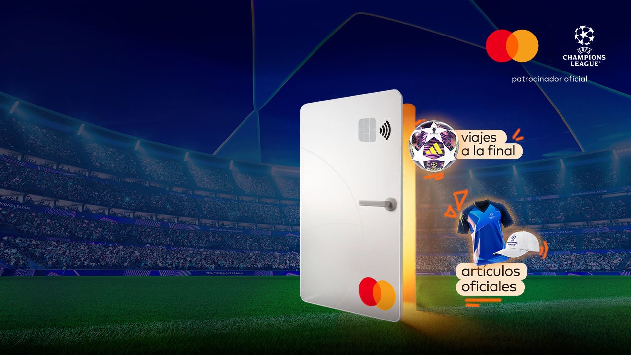 Un hombre paga sin contacto con el móvil en un restaurante.