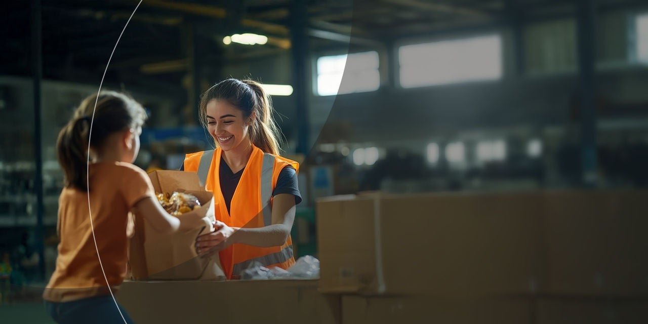 עובד מוסר שקית נייר לילדה קטנה.