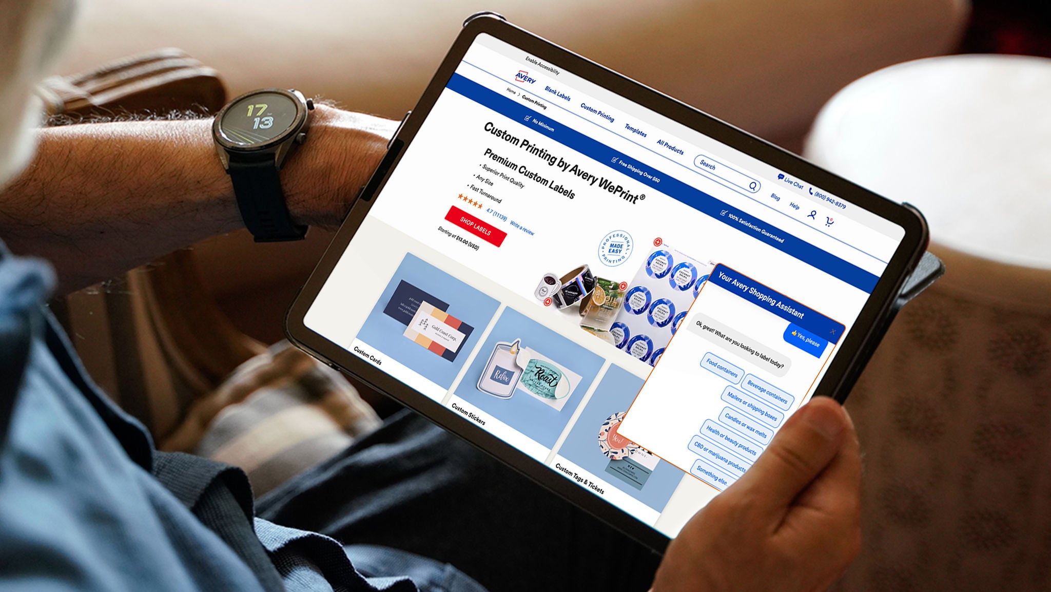 Tablet cihazda Avery ürünlerine göz atan kişi
