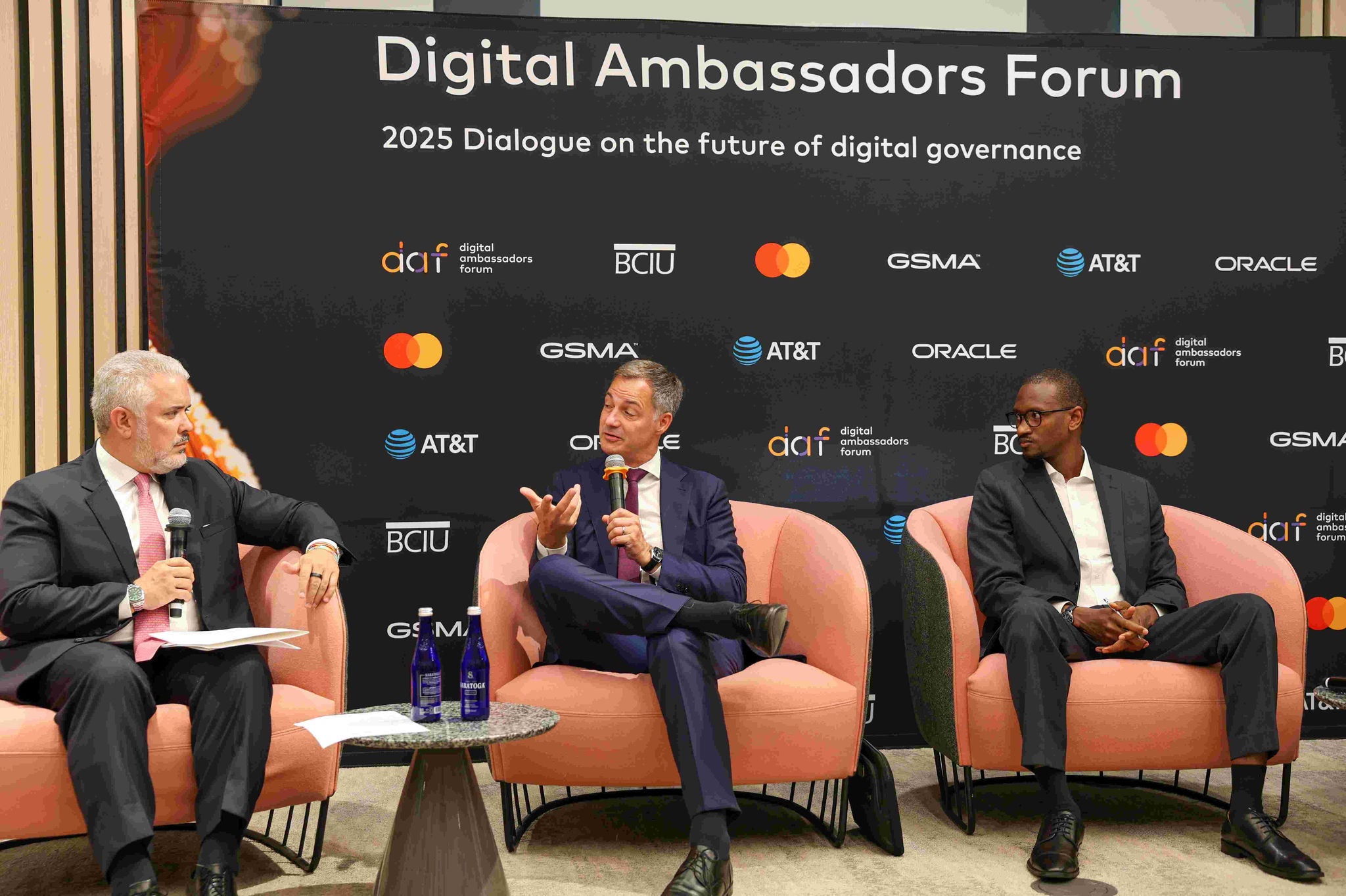 Panelistas en el foro de embajadores digitales. 