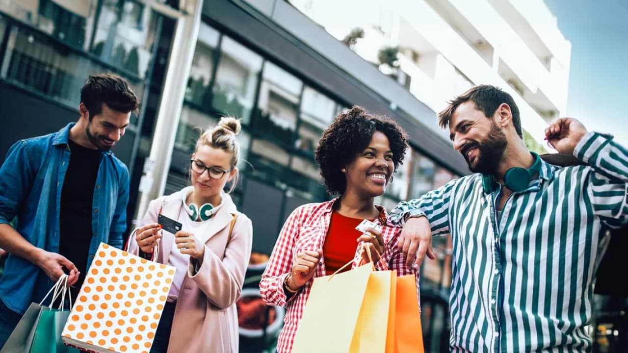 srečen par gre po nakupih