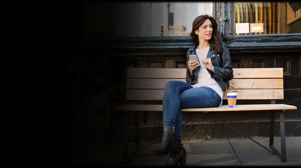 Jovem casal com sacolas fazendo compras.