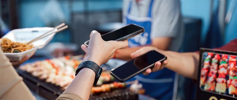 Trgovac koristi Tap on Phone za prihvatanje plaćanja od kupca. 