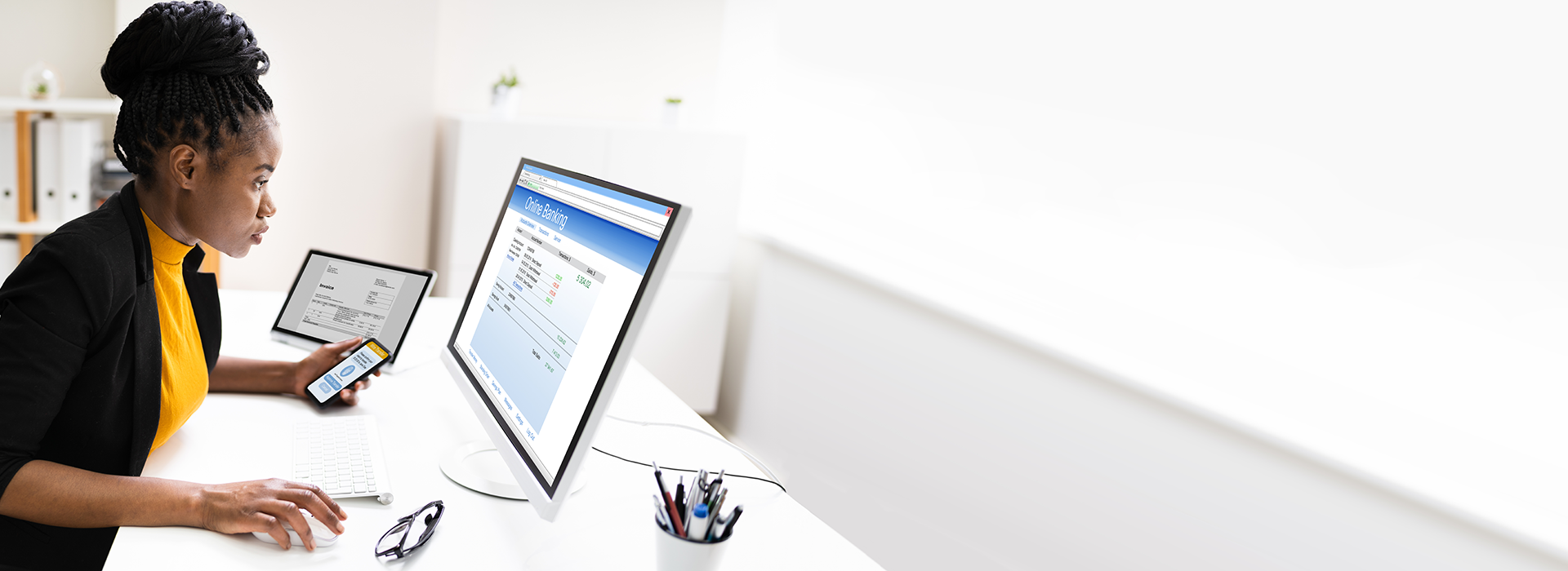 Žena pregledava uređaje za autentifikaciju