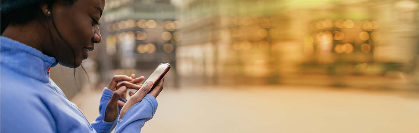 Devojka na telefonu gleda online bankarstvo sa mutnom pozadinom