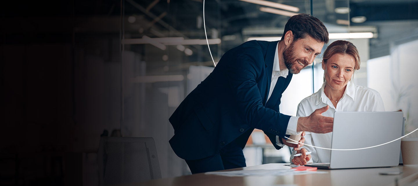 Dvije osobe vode razgovor u kancelarijskom okruženju, gledajući u tablet.