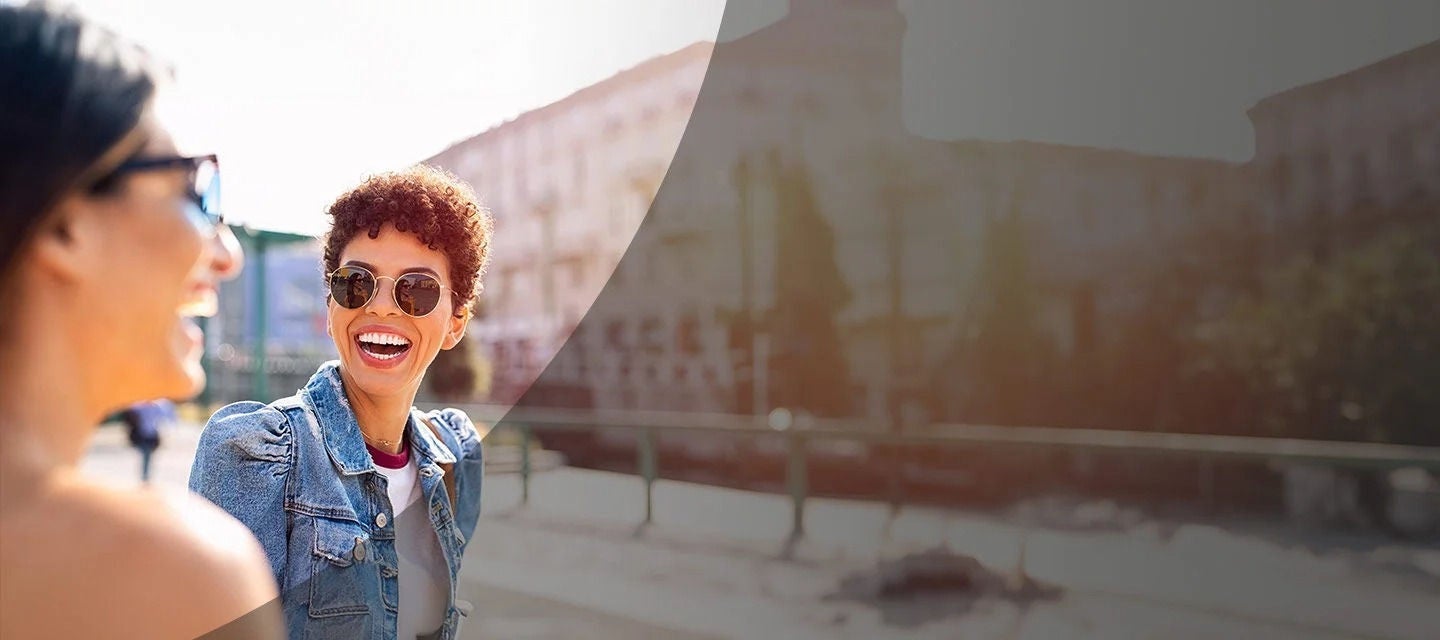 שני אנשים מחייכים ברחוב.