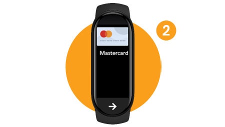 Xiaomi okoskarkötő Mastercard fizetési képernyővel, számozott lépésjelöléssel narancssárga háttéren.