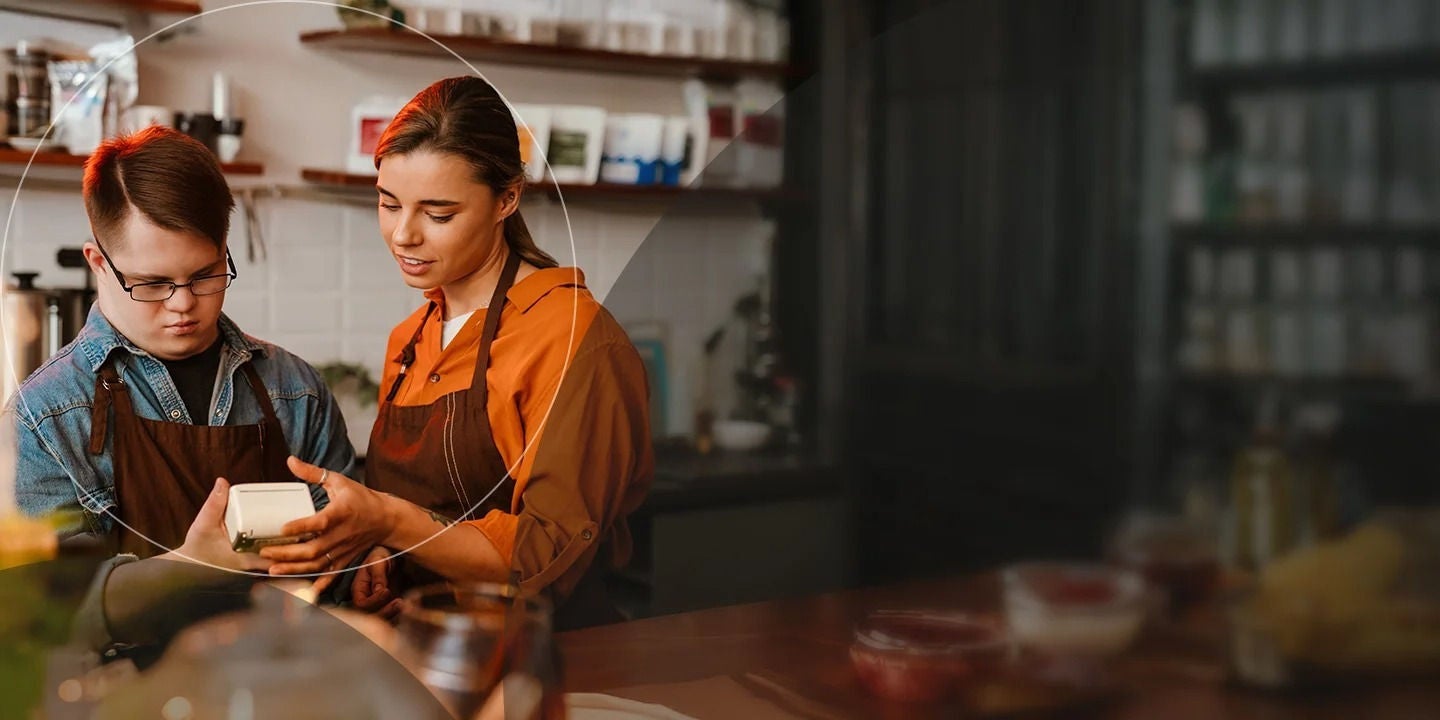 בריסטה מלמד עובד כיצד להשתמש במסוף תשלום.
