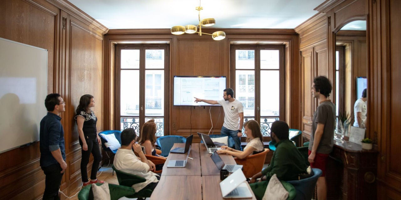 Brainstorming în echipă în sala de ședințe