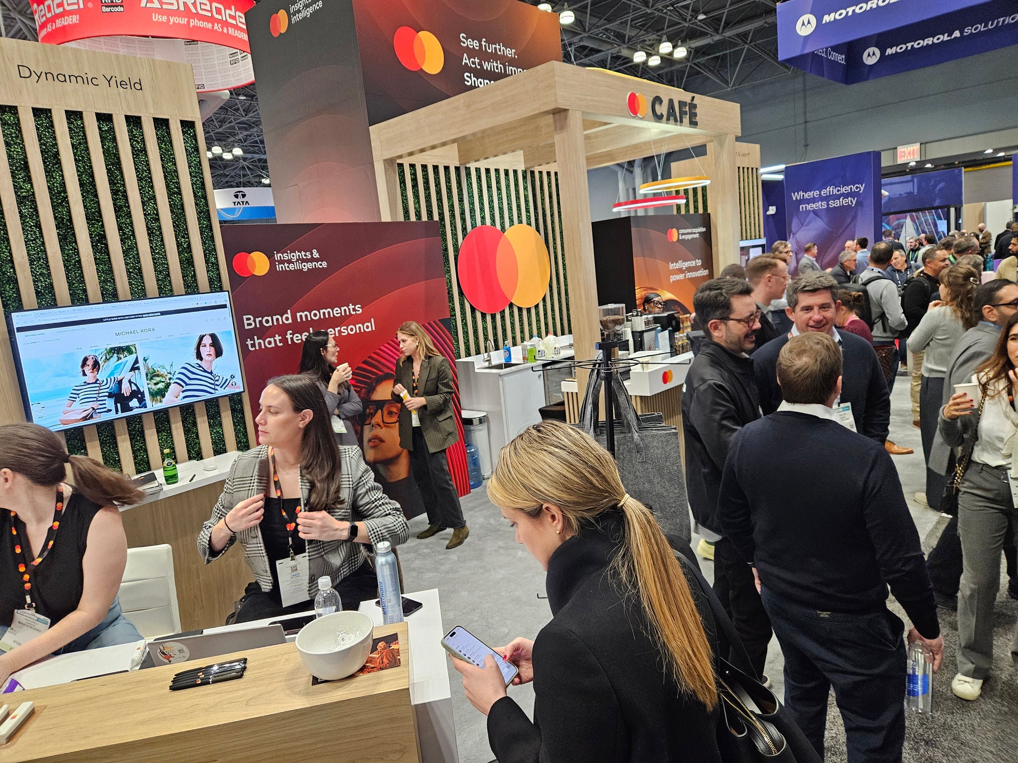 La standul Mastercard de la târgul comercial NRF 2026.