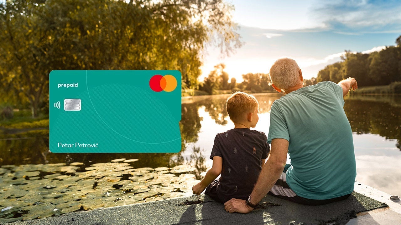 Porodica na jezeru i slika Mastercard prepaid kartice.
