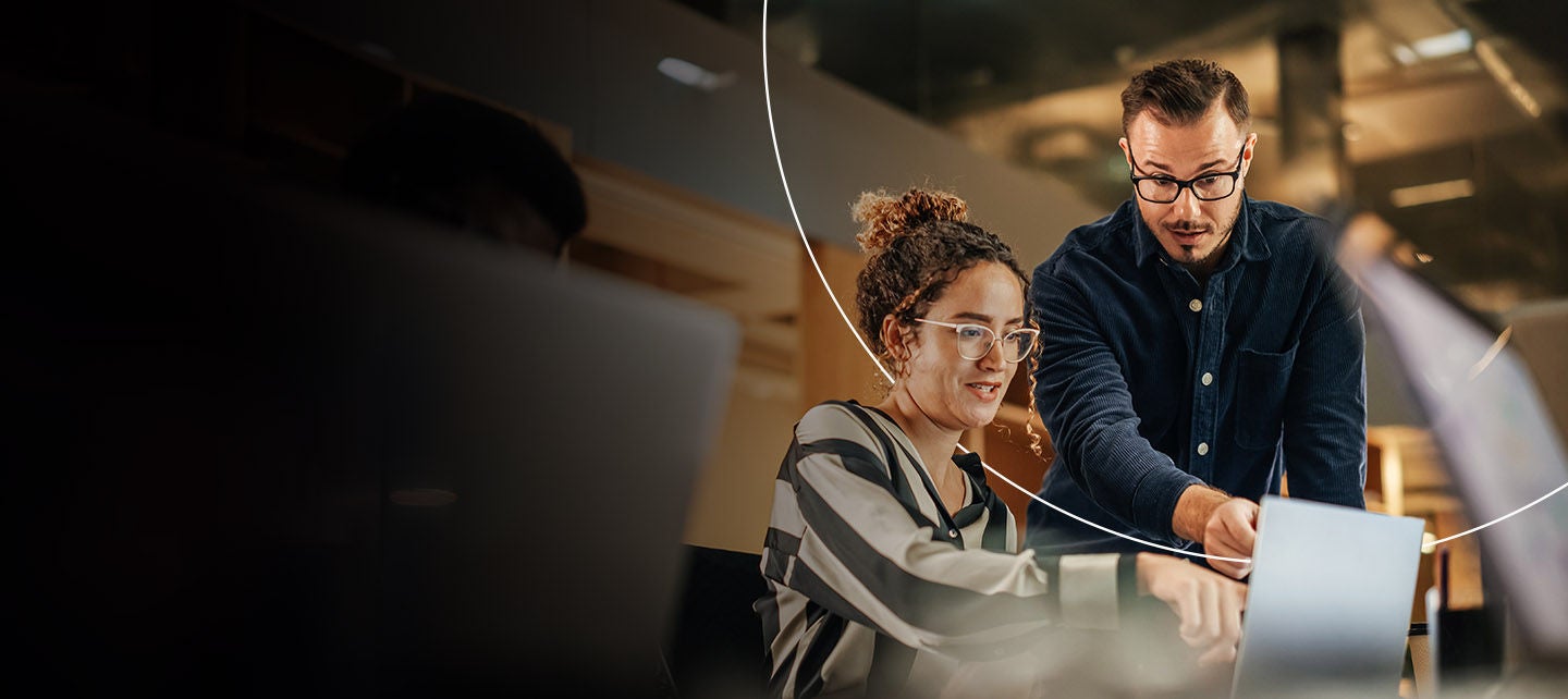 Muškarac i žena koriste laptop