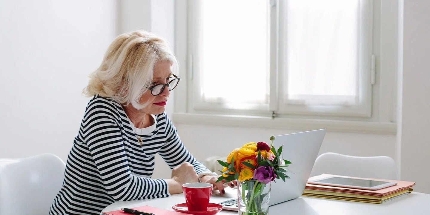 אישה משתמשת במחשב שלה בביתה