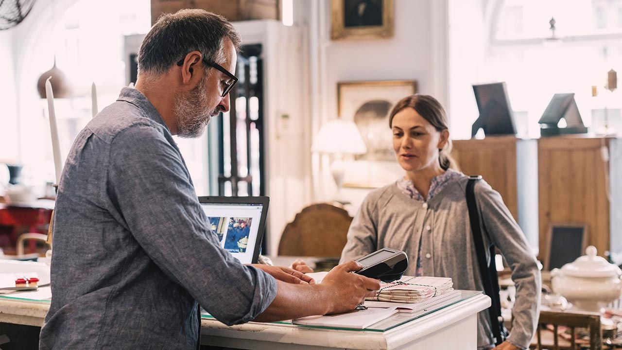 Muškarac fakturiše ženama.