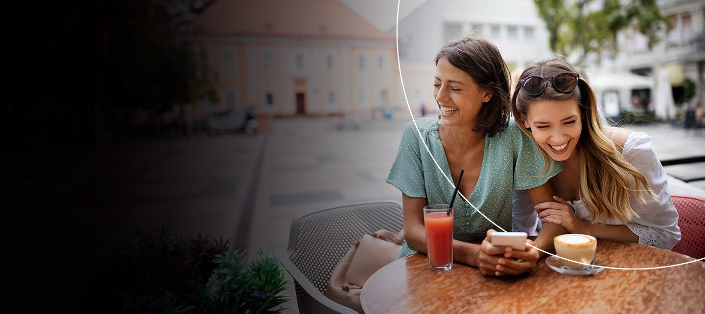 Dvije nasmijane osobe uživaju u pogodnostima korištenja Mastercard kartice.