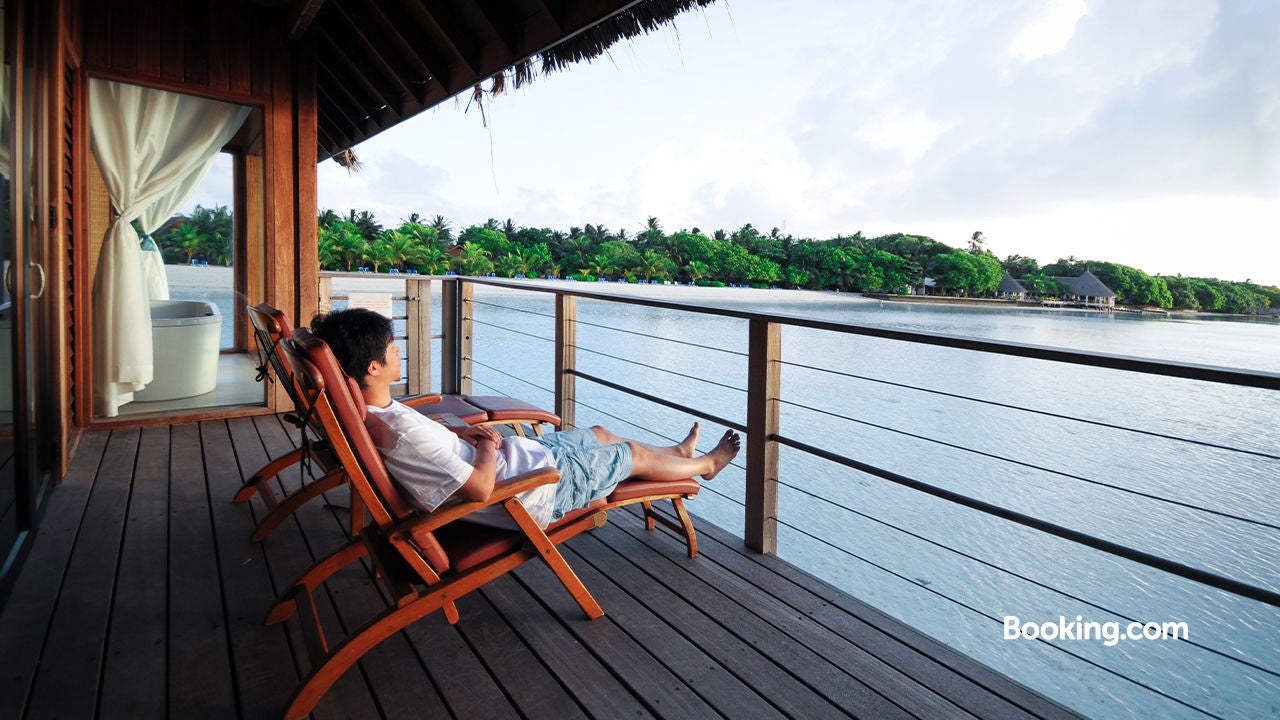 hotel vista mare, uomo su sdraio in relax