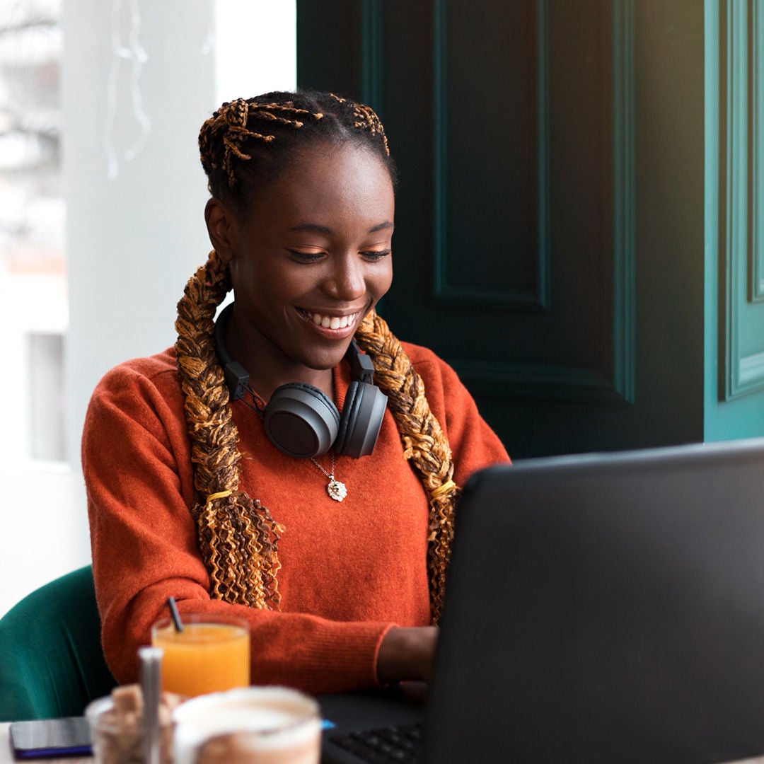 Woman at laptop in restaurant. 