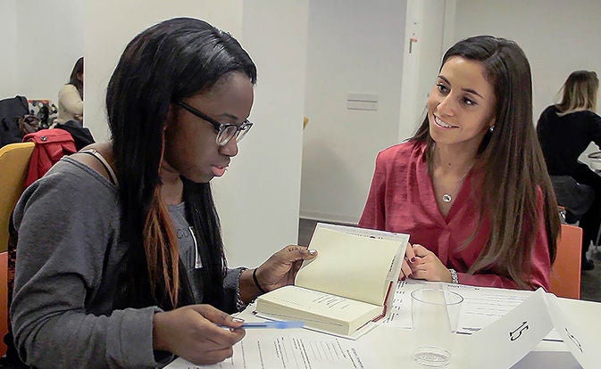 Kvinne leser en bok.