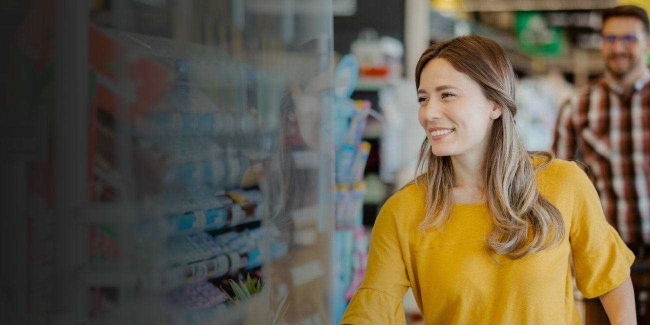 Mujer sonriente en el super