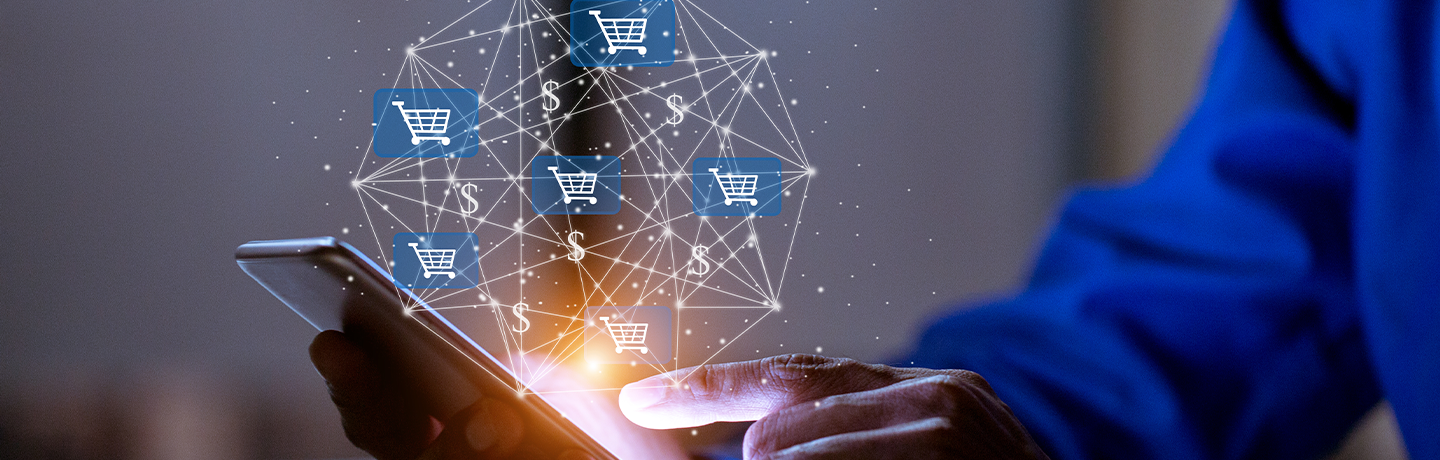 femme tenant un globe terrestre