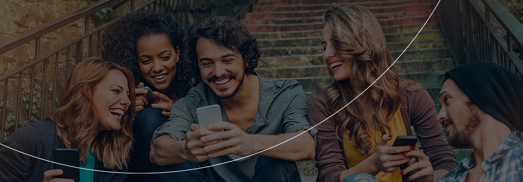 Groupe de personnes regardant un téléphone