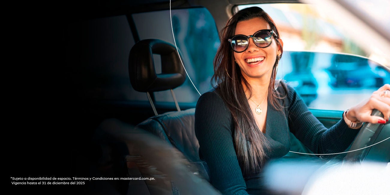 Pareja caminando por una calle.