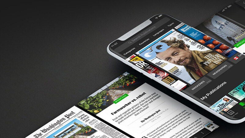 Egymás mellett elhelyezett okostelefonok kijelzőjén digitális újságcikkek és magazinborítók láthatók