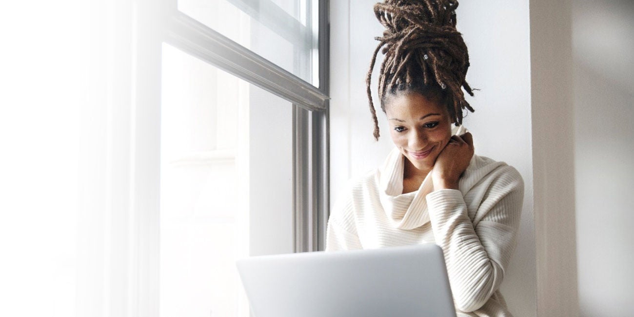 Homem e mulher de mãos dadas enquanto fazem compras.